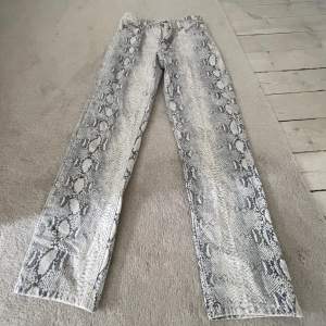 Jättenajs jeans med ormmönster!! Perfekta till alla tillfällen!!