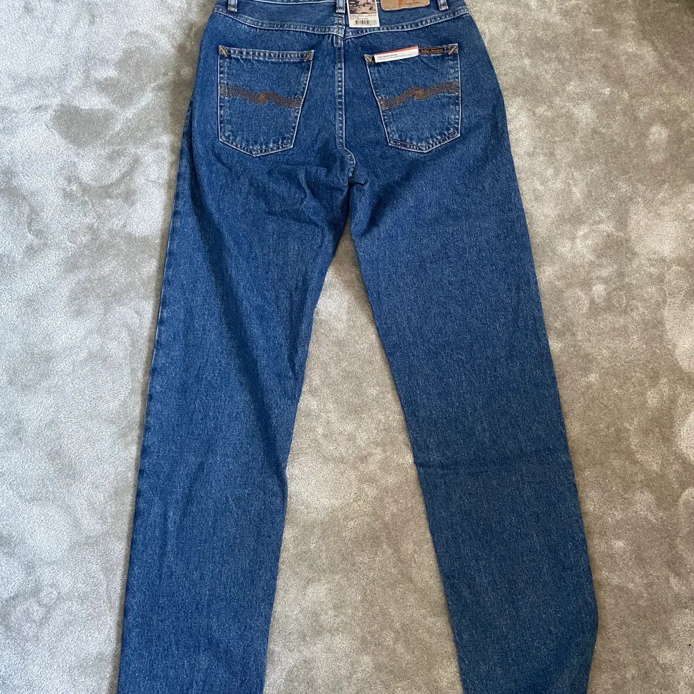 Helt nya aldrig använda Nudie Jeans med alla lappar kvar. Modellen på jeansen är Breezy Britt. Säljer för att dem var för små för mig. . Jeans & Byxor.