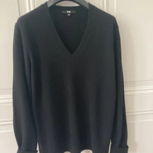 V-ringad cashmere tröja Uniqlo - V-ringad tröja 100 % cashmere från Uniqlo i stl M. Knappt använd. 