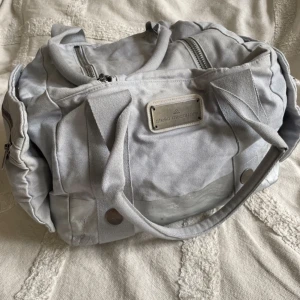 Stella McCartney- Adidas - Säljer min super fina stella McCartney - adidas sport väska. Den är perfekt till många outfits och är äkta Stella McCartney me den är från när Stella McCartney hade samarbete me Adidas. Pris + frakt💗💗 Den är gråblå och sedan är den silverfärgade på botten
