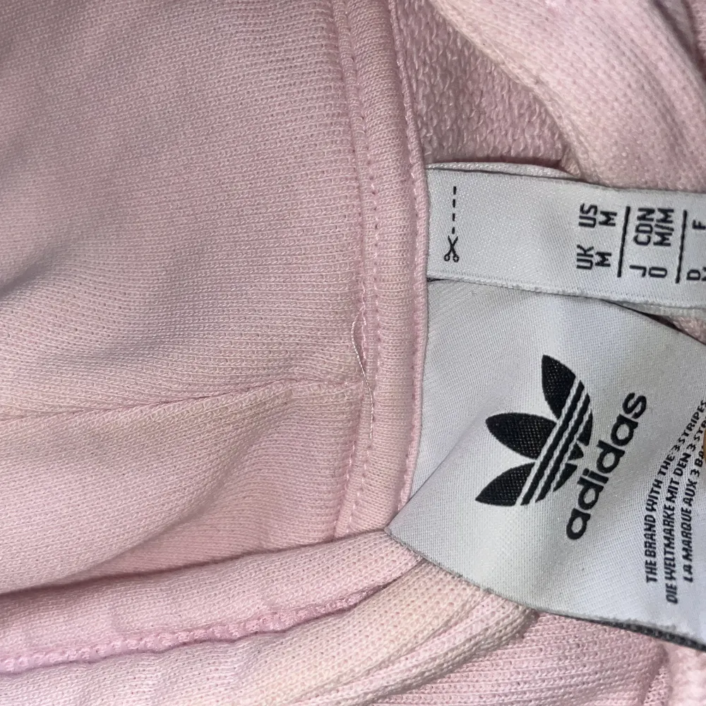 Ljusrosa Adidas hoodie. Hoodies.