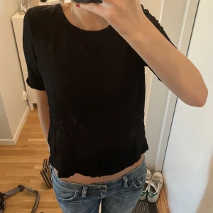 Svart T-shirt  - Så skön t-shirt! Lite mer som en blus i materialet och är så bekväm att ha på sig. Säljer då jag inte får användning för den😢