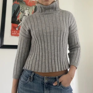 Stickad top från NA-KD - Stickad topp med krage från NA-KD!!! Super skön och passar till allt 🥰Är i storlek XXS men passar mig som är en S/M
