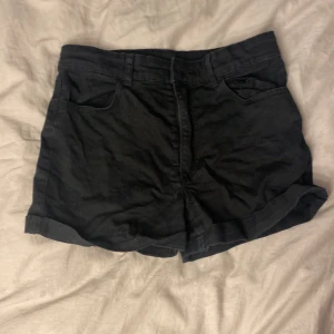 Svarta jeansshorts  - Vanliga svara jeansshorts. Är i bra skick och bra till sommaren.