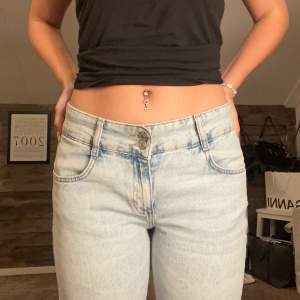 Lågmidjade ljusblå jeans som är jätte mjuka och stretchiga från pull&bear, säljs pga för stora, inga defekter! Hör av er för fler bilder☺️