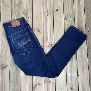 Nudie Jeans  - Nudie Jeans - storlek 33/32 - varan är i jätte fint skick, inga flaws- thin finn - vid frågor eller funderingar är det bara att skriva!