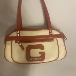 Superfin vintage Guess väska som inte kommer till användning 