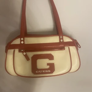 Guess väska - Superfin vintage Guess väska som inte kommer till användning 