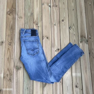 Replay Anbass jeans - Replay Anbass jeans - Storlek W28 L32 - Varan är i fint skick - Vid frågor eller funderingar är det bara att skriva!