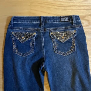 snygga y2k jeans - as snygga jeans med fickor som liknar miss me, köpte på plick men var för stora så har ej någon bild på. Storlek 7 men passar någon med storlek 36/38. Lägg prisförslag, säljs ej under 200kr. Bara fråga om du undrar något. (: