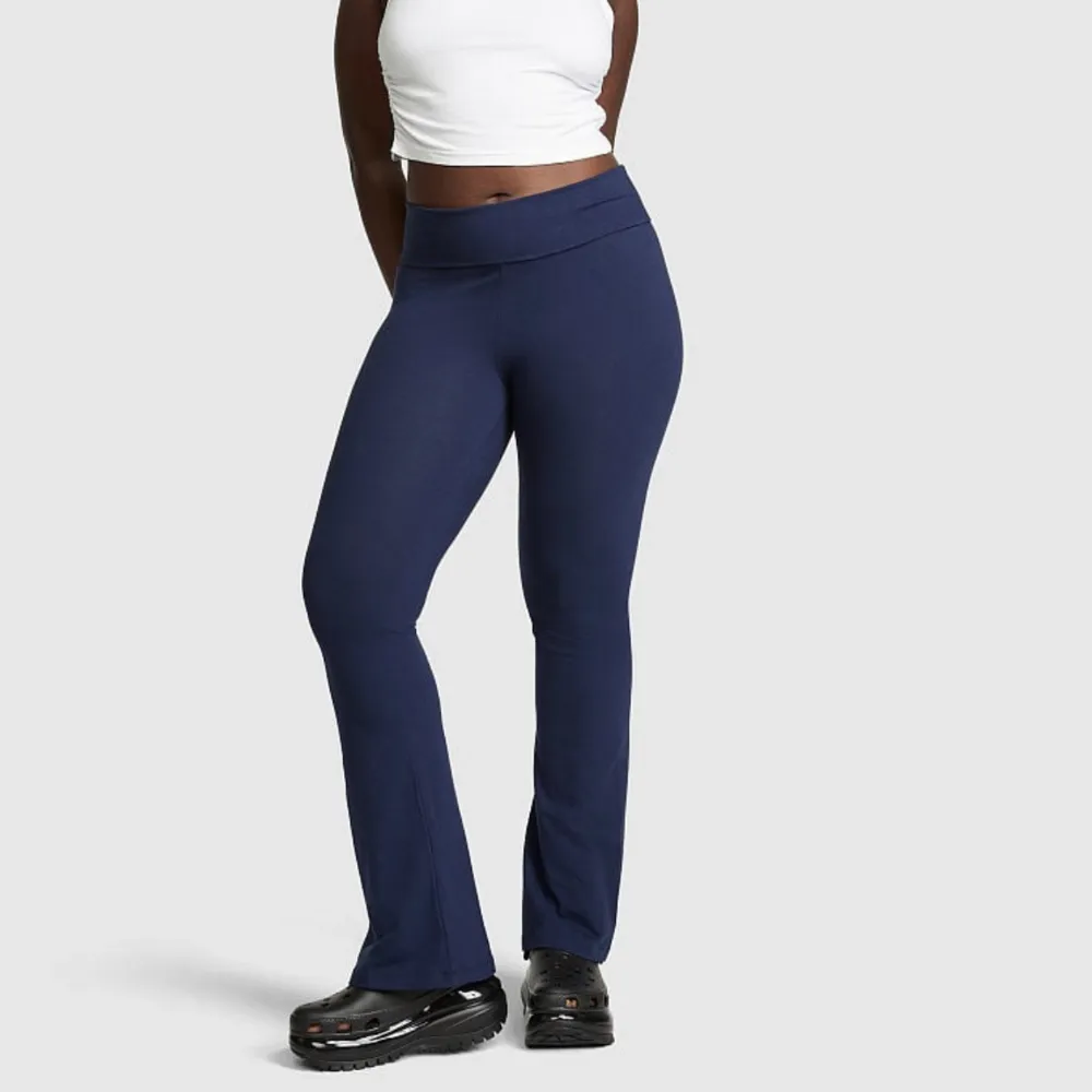 mörkblåa trendiga vikbara leggings från victoria’s secret pink. de är endast testade med etiketterna på.  kan skicka bild om det efterfrågas.. Jeans & Byxor.