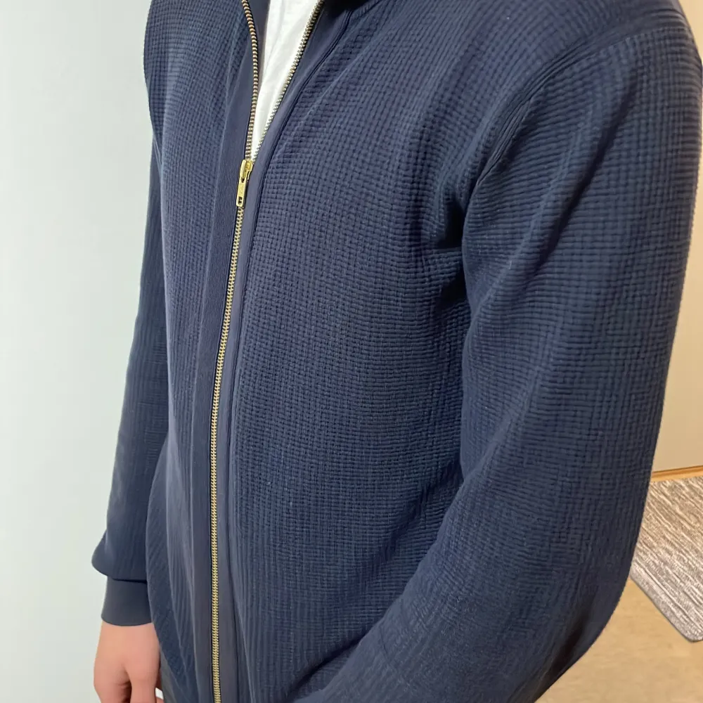 John henric fullzip tröja i färgen blå med guldig zip, perfekt nu till hösten! Ny pris 1049kr.. Tröjor & Koftor.