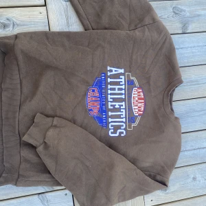 Sweatshirt  - Sweatshirt från Gina Tricot. Brun med tryck. Stl M.