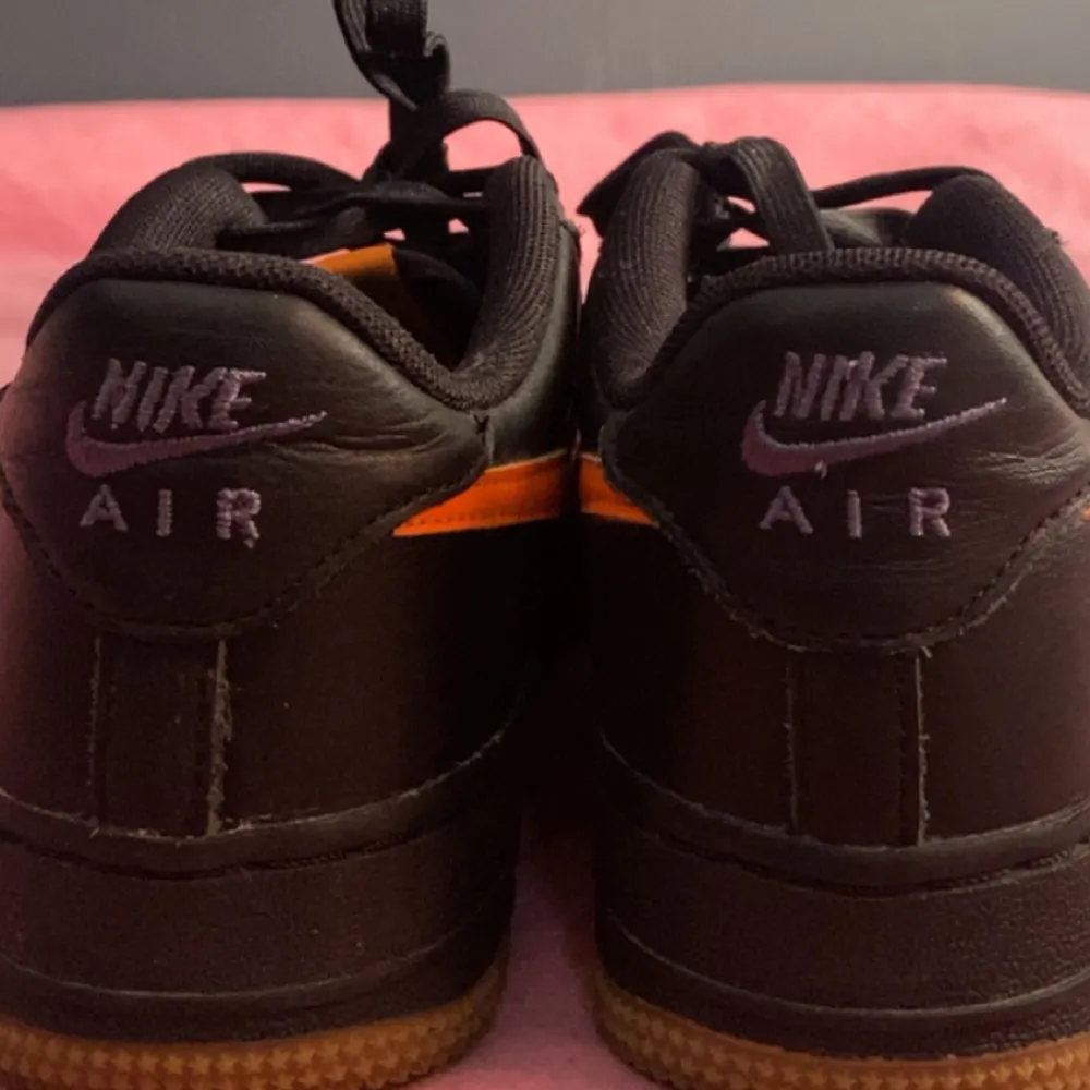 Säljer dessa Nike Air Force i svart och orange, dom är nästan aldrig använda💓. Skor.