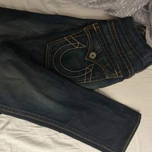 Säljer mina true religion jeans då det är aningen för korta för mig. Inga synliga defekter.