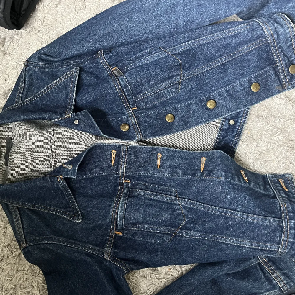 Snygg jeans jacka, står sorlek L men skulle säga att de är som en S, passar mig som har S. Jackor.