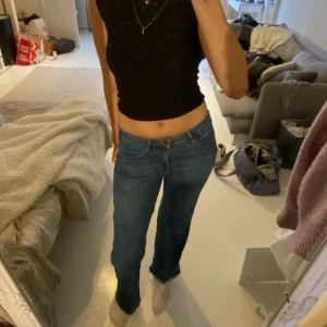 Jeans - Midrise blåa raka jeans, vintage från &now säljer pga för korta är 176