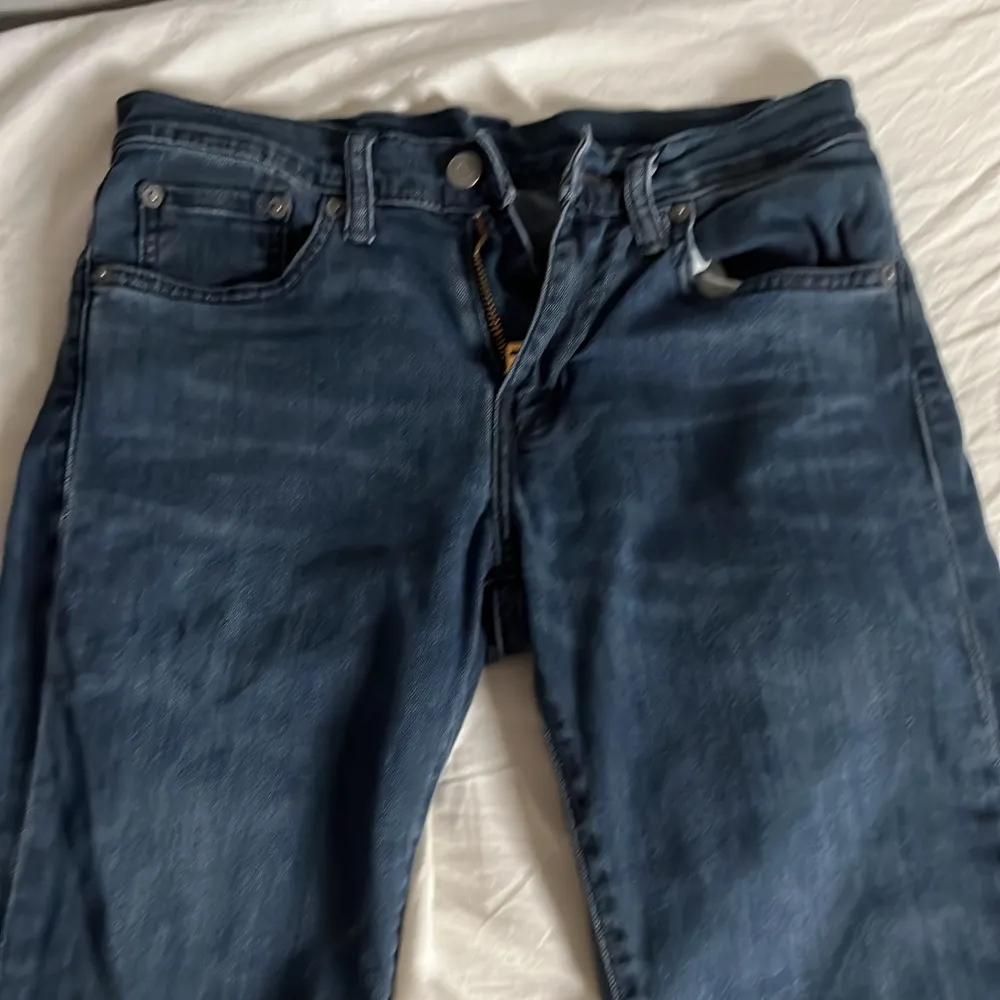Tja! Säljer dessa Levis jeans som är köpta från plick. Dem var tyvärr för små för mig.. Jeans & Byxor.
