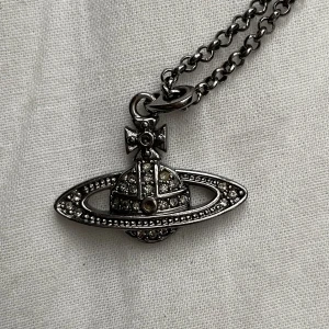 vivianne westwood halsband  - säljer mitt vivianne westwood halsaband då det inte kommer till användning