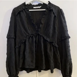Blus - Säljer denna superfina blus från nakd!!💕💕(ord pris 399) Bara att skriva om frågor