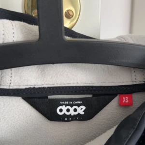 Dope jacka  - Säljer min Dope jacka, den är använd ett fåtal gånger så den är i fint skick.  Om du har några frågor så är det bara att skriva😊