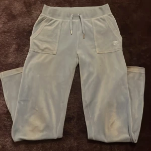 Blåa juicy couture byxor  - Ett par ljusblåa juicy couture byxor som jag köpt för 1100kr och säljer för 750kr. Pris kan absoult diskuteras!