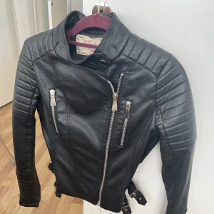 Skinnjacka  - Skinnjacka använd under en vår och en höst, pris kan diskuteras  