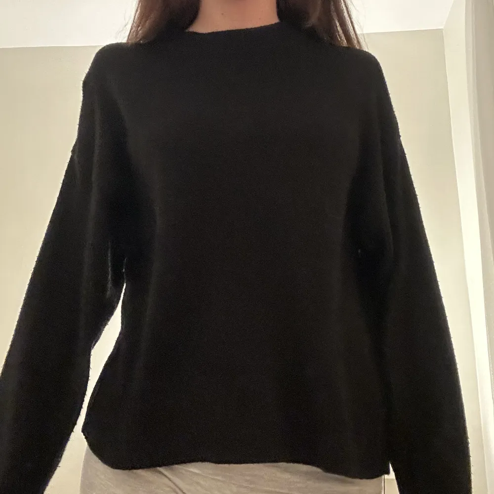 superfin svart stickad tröja från H&M! den är en aning nopprig men annars i bra skick 🤍 skriv för fler bilder. Stickat.
