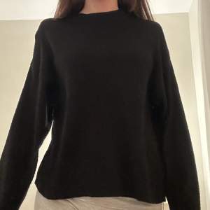 superfin svart stickad tröja från H&M! den är en aning nopprig men annars i bra skick 🤍 skriv för fler bilder