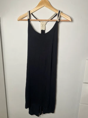 Söt strandklänning❤️ - Super gullig standklänning som är perfekt att slänga över som en ”cover up”    Den är storlek M men passar nog S om den ska sitta lite pösigare. Super skick och jättegullig med de rep detaljerna❤️