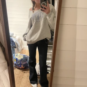 Sweatshirt  - Jätte fin grå Offshoulder sweatshirt från gina. I storlek M. Hör av dig för mer info💗💗💗