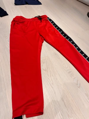 Nike träningsbyxor  - Röda träningsbyxor från Nike i storlek M Bra skick 
