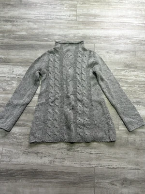 Tröja - Tröja från Gina Tricot använd några gånger. Normal i storlek och är i mycket bra skick!