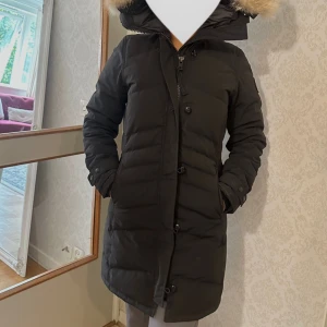 Canada goose Lorette  - Vinterjacka som värmer bra. Black Label i modellen lorette. Väldigt bra skicka. Använd under en vinter. Storlek M men funkar också som S.