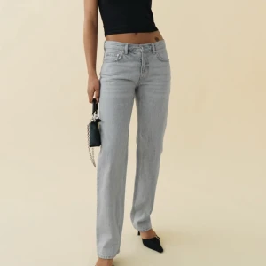 Low waist jeans raka jeans  - Lågmidjade gråa jätte fina jeans från ginatricot! Använda 1 gång så dom är som nya! 😍mer bilder och mått kom priv 