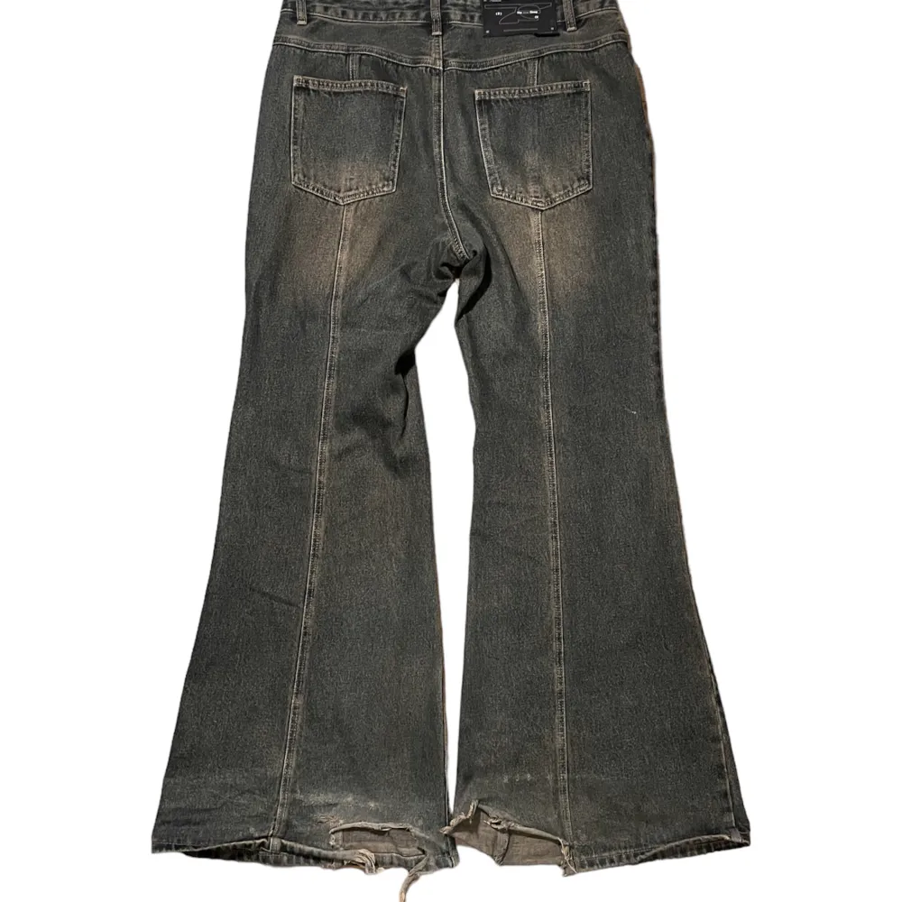 Baggy flared pants Size tag XL = 32 Waist across 45cm Rise 33cm Length 112cm Inseam 71cm Opening 33cm . Jeans & Byxor.