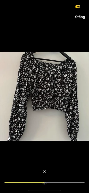 Svart topp - Blommigt mönster
