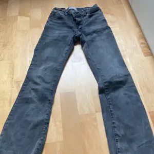 gråa lågmidjade sthlm stil jeans