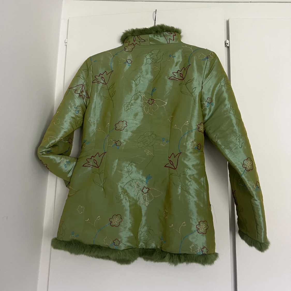 Hemmasydd jacka med broderi - 90