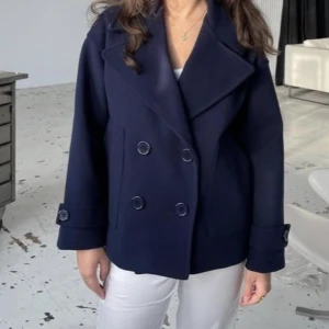 Jacka - Säljer denna superfina jacka fårn design by si, i färgen blå, köpt för 757 kr men säljer för 350-400kr