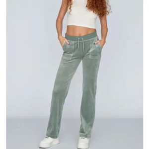 Chinos green juicy byxor - Säljer mina juicy i färgen chinos green i strl xs och är i väldigt fint skick