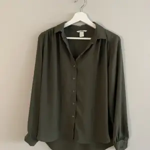 Mjuk skjorta i en superfin mörkgrön färg 
