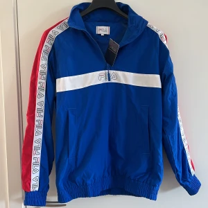 Fila anorak jacka - Helt oanvänd fila anorak. Inga defekter alls. Superbra nu inför hösten 
