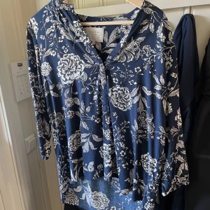 Blus  - Blus från Part Two.  Stl 40  Mycket fint skick, som ny.