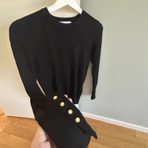 Svart zara topp. - Så fin och skön tröja från zara. Köpte i oktober förra året, knappt använd. Storlek M, men passar även S. 