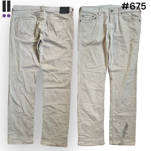 True religion jeans #675 - True Religion jeans i model Geno 💜 Tag 36W 💜Midja (rakt över) 50cm 💜 Innerben 81cm 💜 Ytterben 112cm 💜 Benöppning 19cm 💜 grönt på baksidan och smutts 💜Våra mått blir W=39, L=31 💜 Men jämför alltid måtten💜675