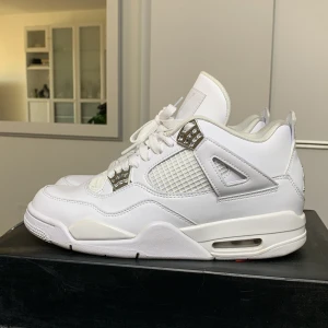 Jordan 4 Pure Money Strl 44 - Säljer ett par Jordan 4 Pure Money Strl 44, använda i väldigt gott skick skulle säga 8-9/10. Avgör själv på bilderna.  OBS!! KOPIOR. Därav priset