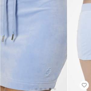 super fin velour kjol från juicy couture. den är i storlek XXS men VÄLDIGT stretchig och passar XS & S också 🫶🏼 Nyskick och köpt på juicys hemsida för 799! 