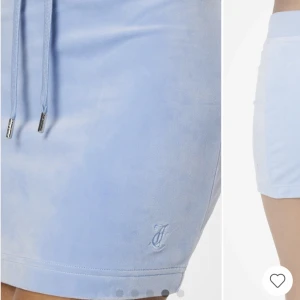 juicy couture kjol - super fin velour kjol från juicy couture. den är i storlek XXS men VÄLDIGT stretchig och passar XS & S också 🫶🏼 Nyskick och köpt på juicys hemsida för 799! 
