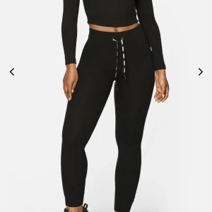 Stronger set - Säljer detta populära set från stronger. Använd 2-3 gånger nederdel S  Överdel M Djur och rökfritt hem Ord pris 1600:- 